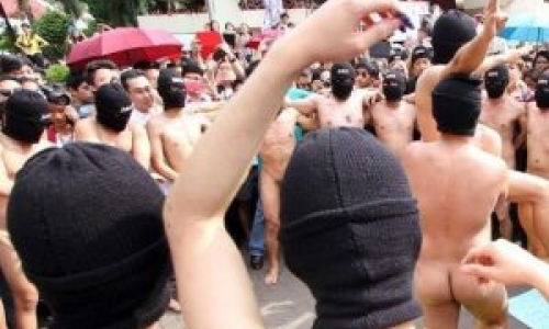 菲律宾大学每年举办男大学生校园集体裸奔活动