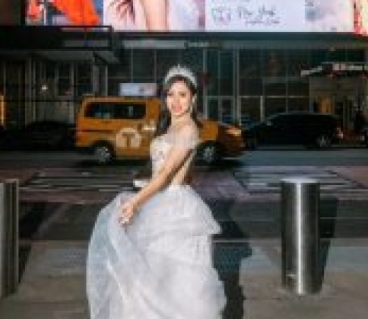 张羽琪惊艳亮相2023年纽约时装周登纽约时代广场巨型公告板